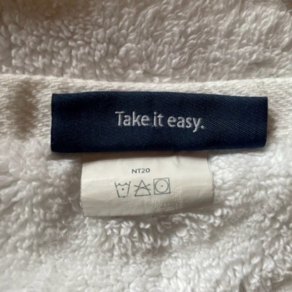PLUSH WHITE BROOKLINEN BATH TOWEL 38 ½ in. x 62 in. Like New + TOTE BAG - Picture 7 of 9